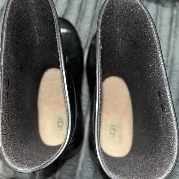 UGG rain boots, black.  Like new. Size 8 - Picture 8 of 11